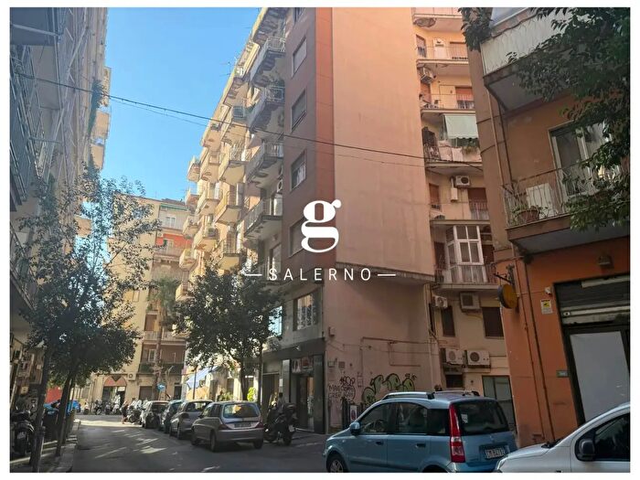 Appartamento quadrilocale in vendita in Via F Manzo, Salerno