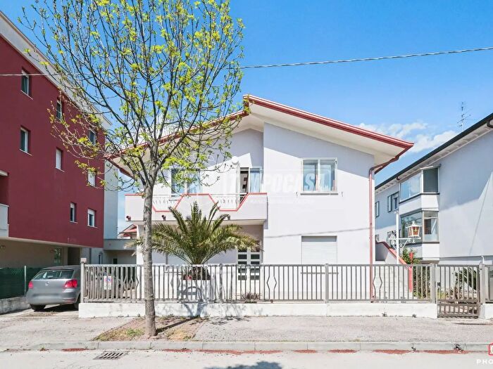 Casa con 8 locali in vendita in Viale Malta, Riccione