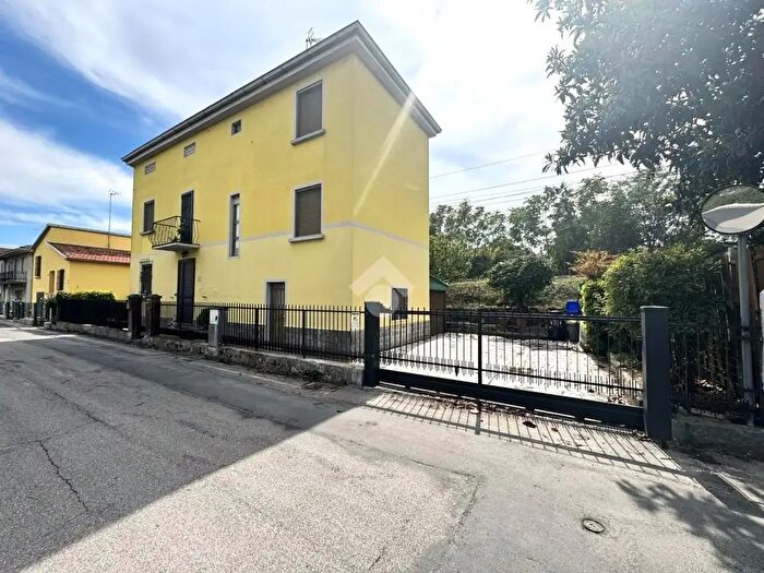 Casa con 5 locali in vendita in Via al Taro, Fontevivo