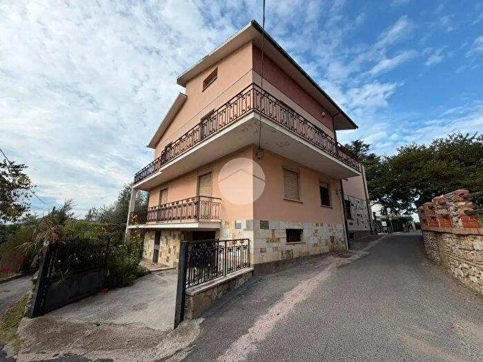 Appartamento quadrilocale in vendita in Via col di Lana, Fara In Sabina