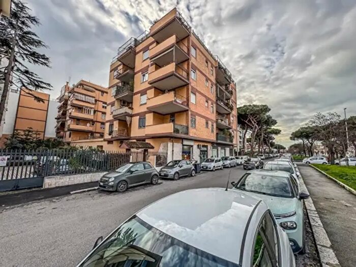 Appartamento trilocale in vendita in Via Capo Passero, Roma