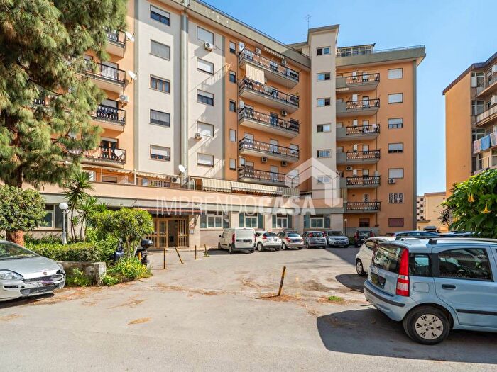 Appartamento quadrilocale in affitto in Via Francesco Vermiglio, Calatafimi Bassa Indipendenza, Palermo