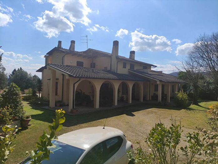 Casa con 11 locali in vendita in Carmignano