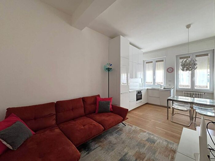 Appartamento trilocale in affitto in Via San Calocero, Corso Genova, Milano