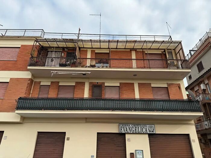 Appartamento trilocale in vendita in Via Luigi Zuppetta, Roma