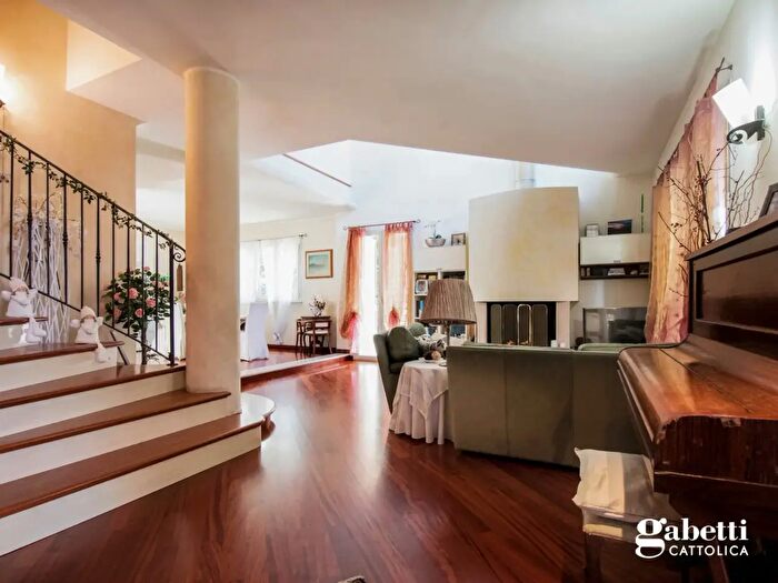 Casa con 11 locali in vendita in Cattolica