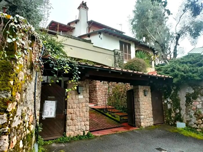 Casa con 7 locali in vendita in Massa