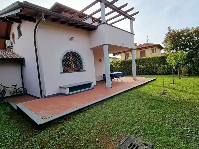 Casa con 6 locali in affitto in Pietrasanta