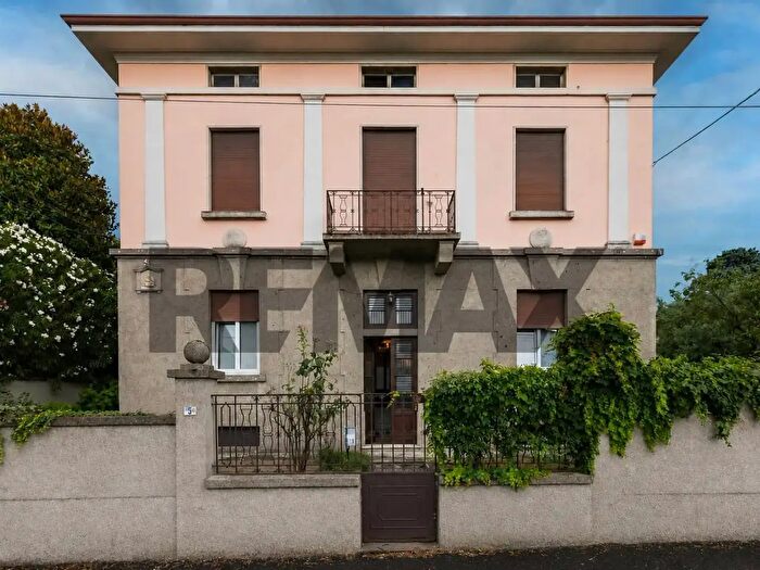 Casa con 9 locali in vendita in Via Cristoforo Colombo, Castellanza