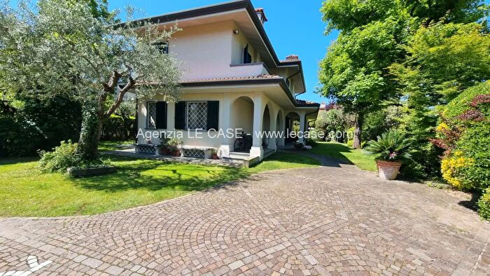 Casa con 6 locali in affitto in Forte Dei Marmi