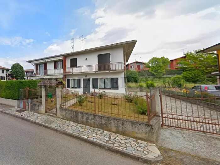 Casa quadrilocale in vendita in Via Giacomo Brodolini N°, Casteggio