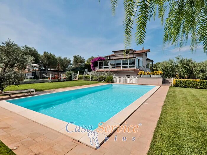 Casa con 8 locali in vendita in Viale Primo Maggio, Marino