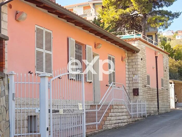 Casa con 10 locali in vendita in Corso Guglielmo Marconi, Sanremo