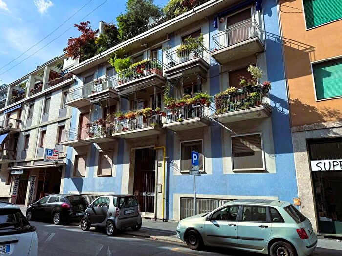 Appartamento trilocale in vendita in Via degli Orombelli, Milano