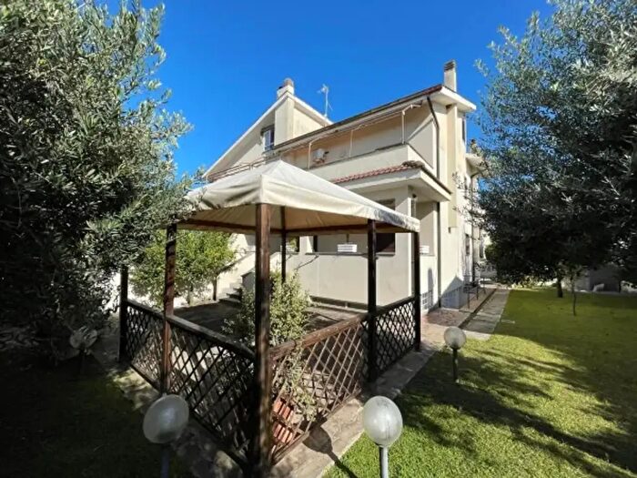 Casa con 6 locali in vendita in Via Luigi Pirandello, Anzio