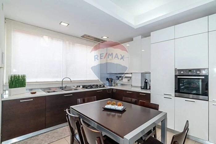 Appartamento trilocale in vendita in Via Leopolda, Aci Castello