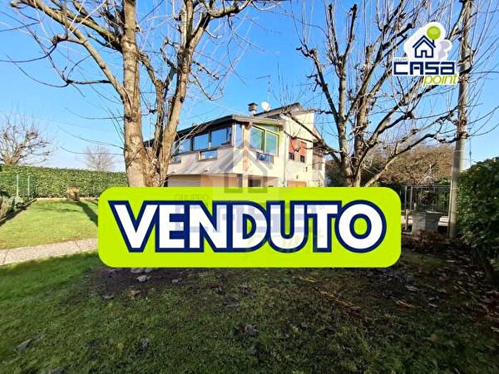 Casa con 6 locali in vendita in Via Bodrio, Monticelli DOngina