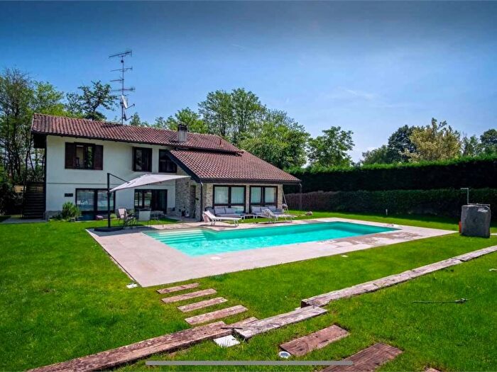 Casa con 6 locali in affitto in Via Ticino Novelli, Centro, Castelletto Sopra Ticino