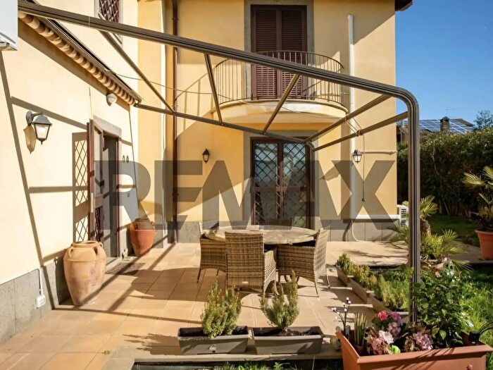Casa con 9 locali in vendita in Sutri