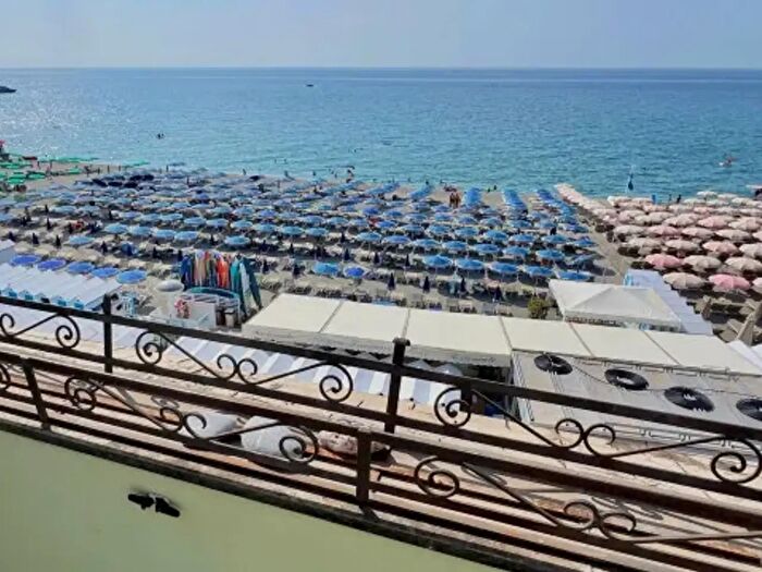 Appartamento quadrilocale in vendita in Via Consolazione, Celle Ligure
