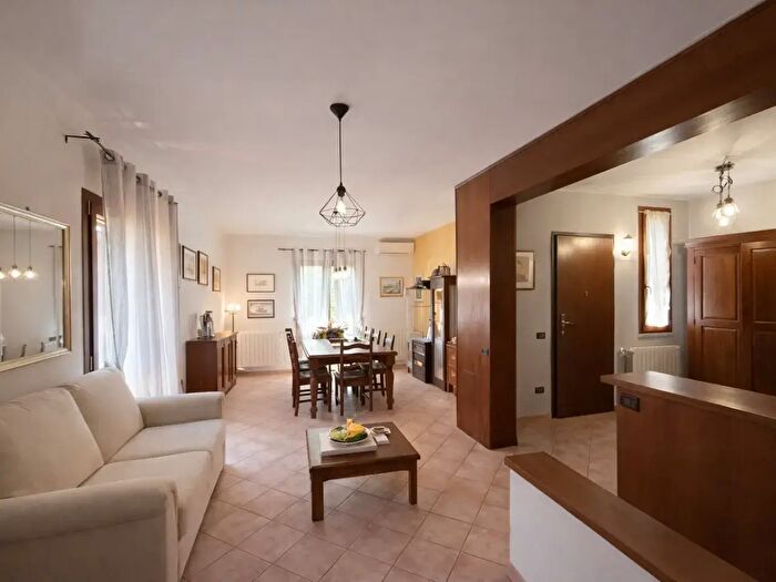 Casa con 9 locali in vendita in Calci