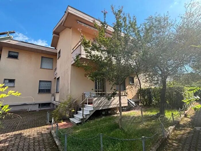 Appartamento trilocale in vendita in Via Pontremoli, Massa