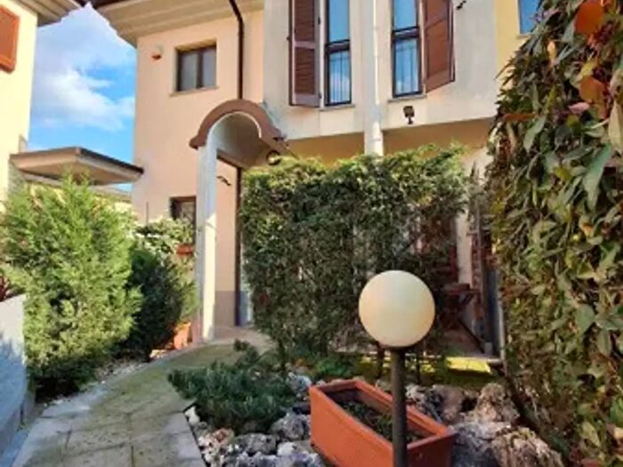 Casa quadrilocale in vendita in Via della Saracinesca, Antegnate