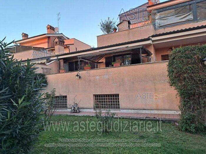 Casa con 6 locali in vendita in Via Bernardino Alimena G, Roma