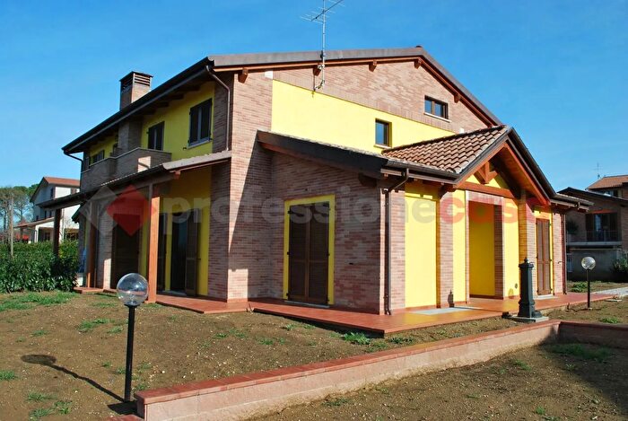 Casa con 6 locali in vendita in Via Parco dei Pini, Marsciano