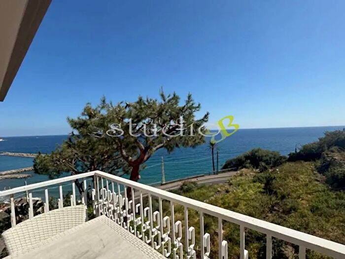 Appartamento quadrilocale in vendita in Via Madonna della Ruota, Bordighera