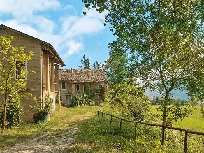 Casa con 12 locali in vendita in Murazzano