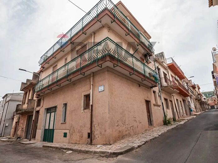 Casa con 6 locali in vendita in Via Fenice, Comiso