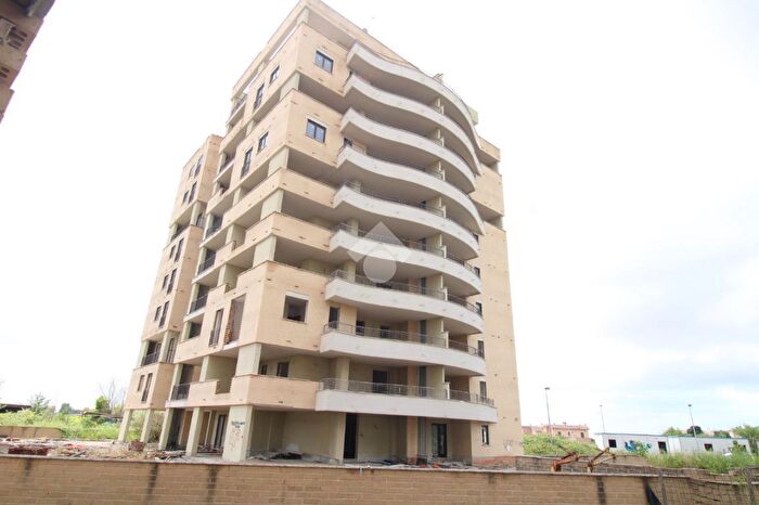 Appartamento trilocale in vendita in Via Enrico De Nicola, Pomezia