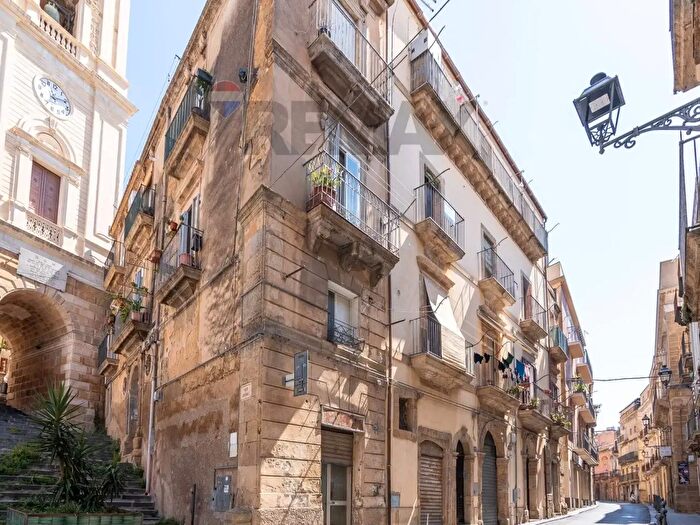 Appartamento quadrilocale in vendita in Corso Vittorio Emanuele, Caltagirone