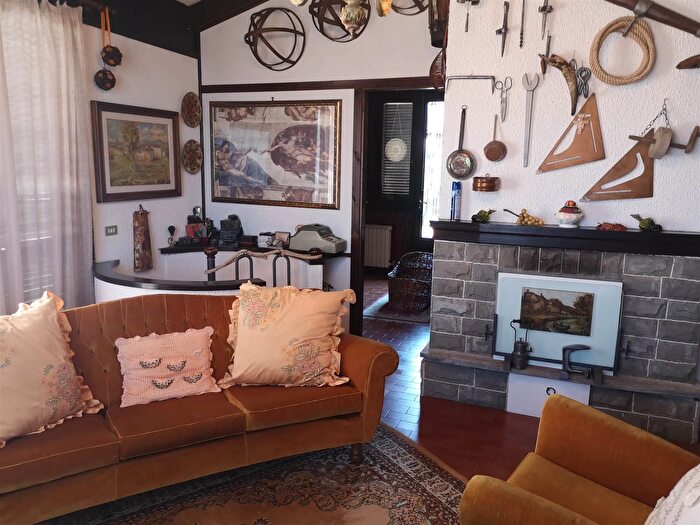 Casa con 6 locali in vendita in Marliana