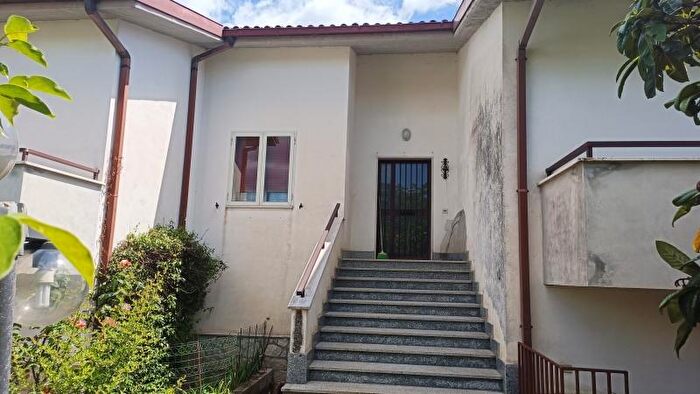 Casa con 11 locali in vendita in Via F Miescher Snc, Pesche