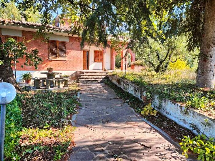 Casa con 6 locali in vendita in Bucine