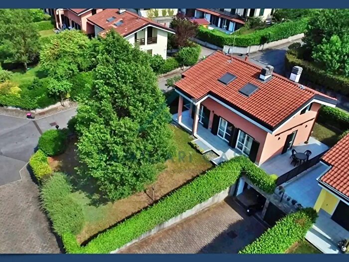 Casa quadrilocale in vendita in Via P Mascagni, Azzate