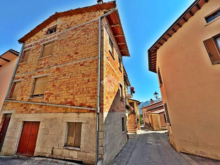 Casa quadrilocale in vendita in Località Voltole, Gualdo Tadino