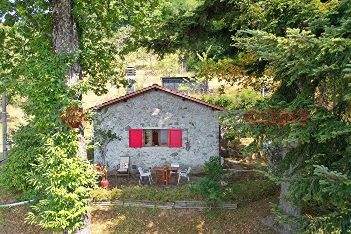 Casa trilocale in vendita in Strada Statale del Passo delle Radici Snc, Castiglione Di Garfagnana