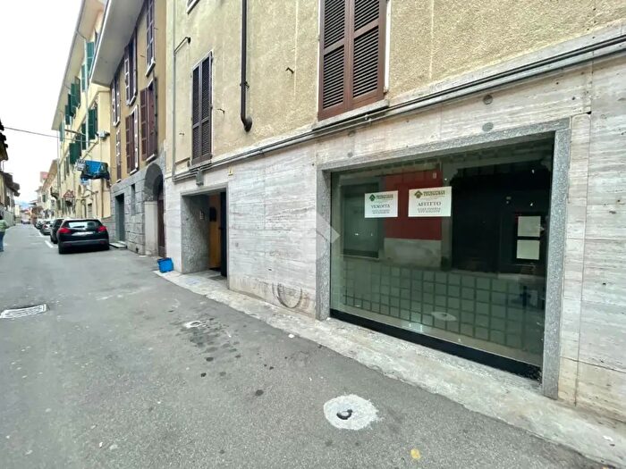 Appartamento trilocale in vendita in Via G H Valenzasca, Borgomanero