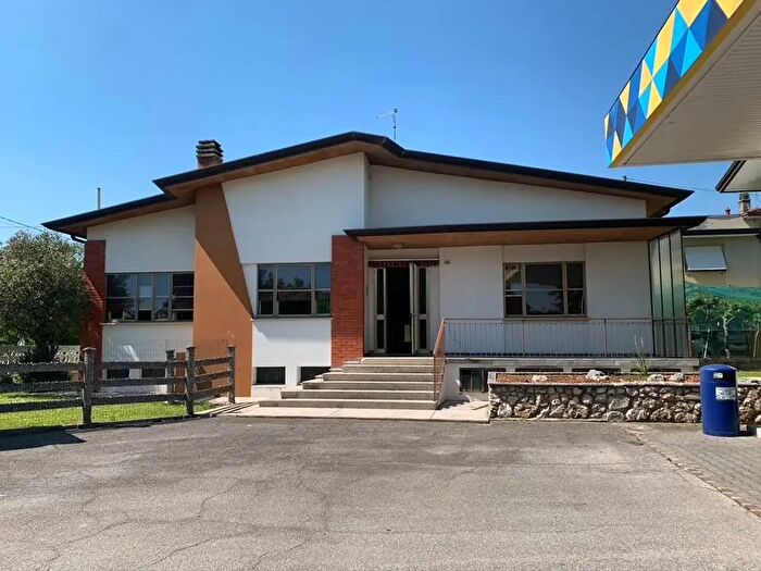 Casa con 8 locali in vendita in Cordenons