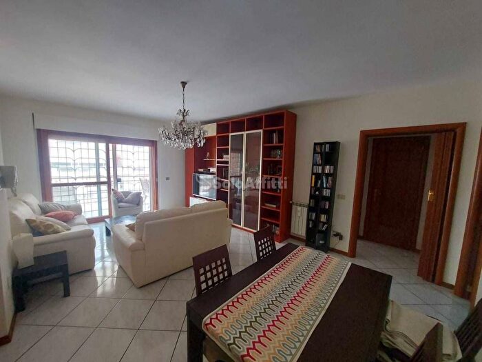 Appartamento trilocale in affitto in Via Helsinki, Torrino, Roma