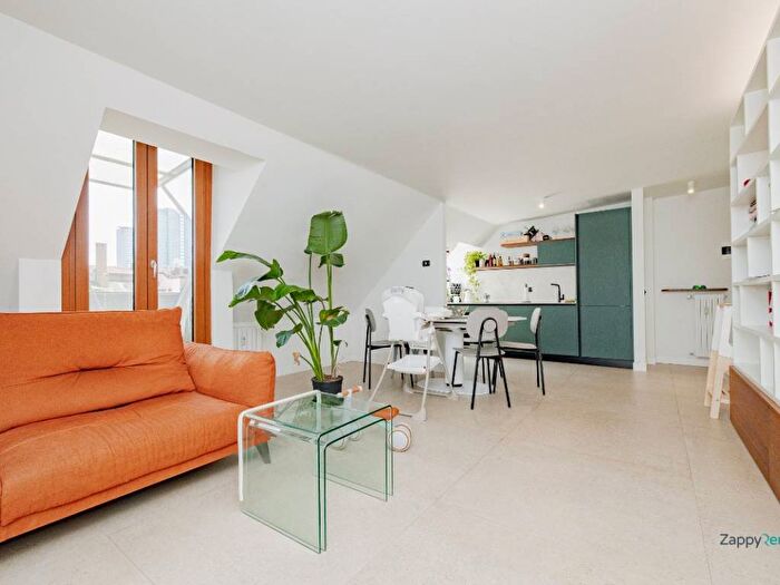 Appartamento trilocale in affitto in Via Ercole Oldofredi, Isola, Milano
