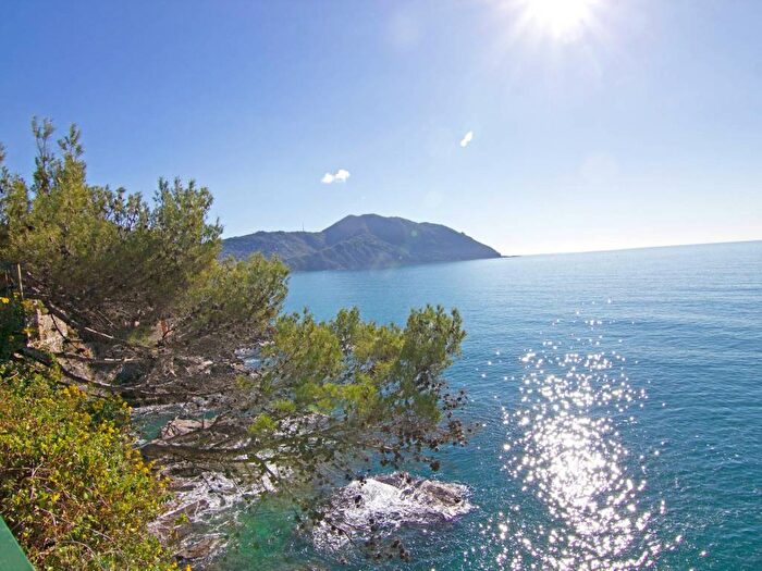 Casa quadrilocale in affitto in Via Privata Figari, Lungomare Mulinetti Polanesi, Recco