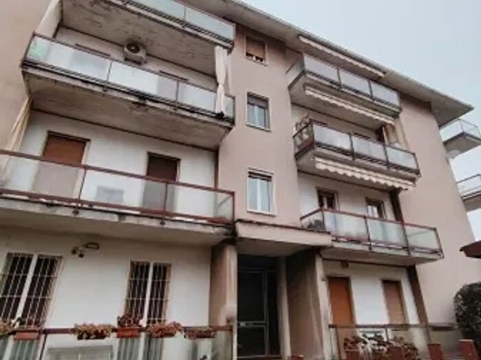 Appartamento trilocale in vendita in Via Angelo Amati, Pavia