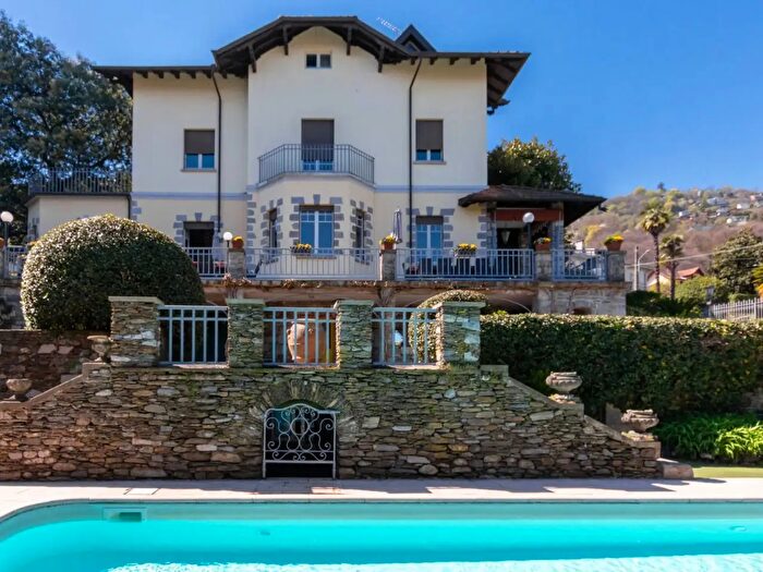 Casa con 10 locali in vendita in Via Alessandro Volta, Stresa