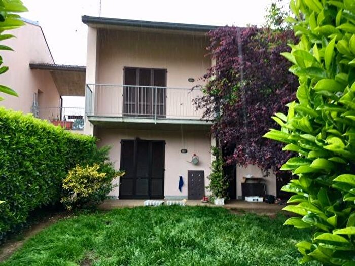 Appartamento trilocale in affitto in Via Giosuè Carducci, Vedano al Lambro