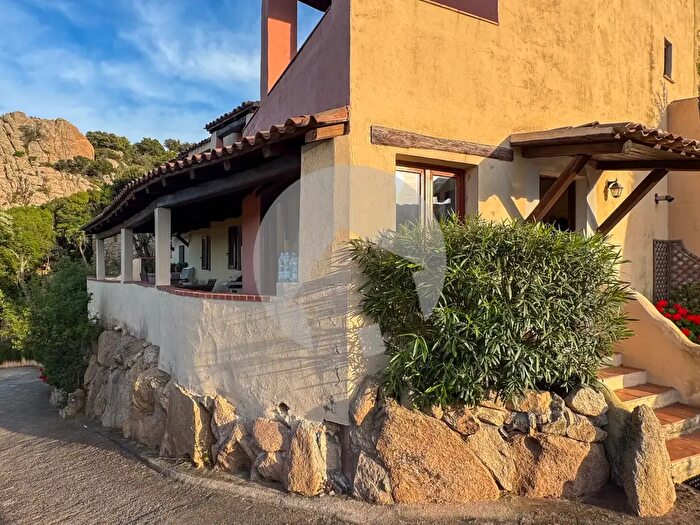 Appartamento con 5 locali in vendita in Via lUnfarru, Arzachena