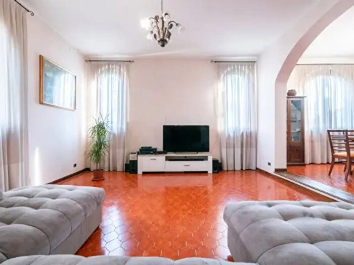 Casa con 6 locali in vendita in Calcinaia